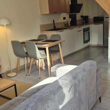 Maison Renovee Avec Stationnement Privatif